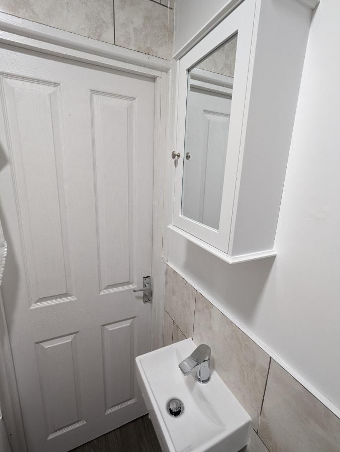 Morden  Fantastic 3-Bedroom House In London מראה חיצוני תמונה