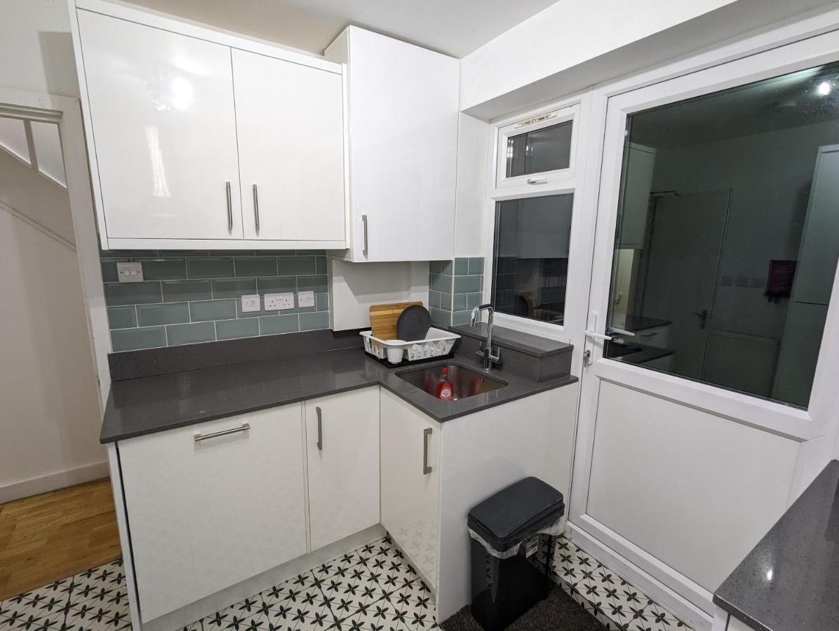 Morden  Fantastic 3-Bedroom House In London מראה חיצוני תמונה