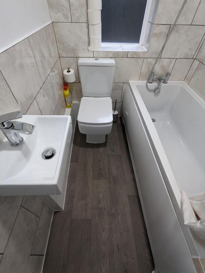 Morden  Fantastic 3-Bedroom House In London מראה חיצוני תמונה