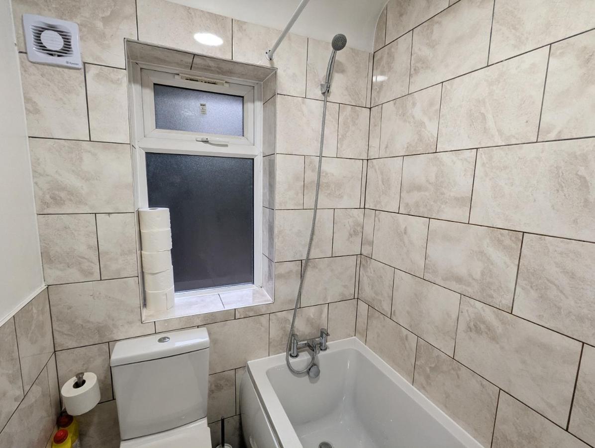 Morden  Fantastic 3-Bedroom House In London מראה חיצוני תמונה