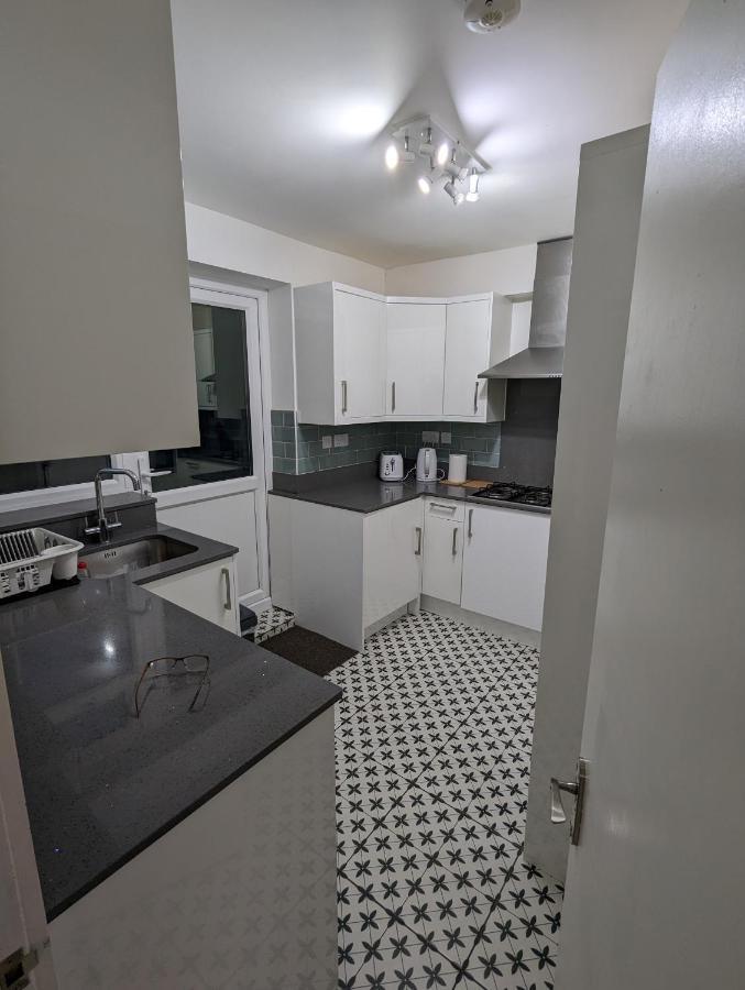 Morden  Fantastic 3-Bedroom House In London מראה חיצוני תמונה