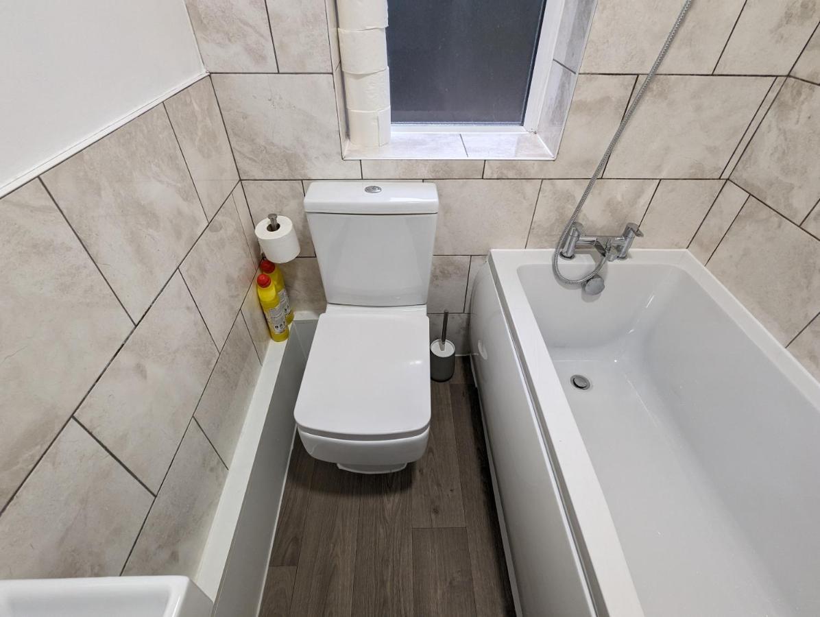 Morden  Fantastic 3-Bedroom House In London מראה חיצוני תמונה